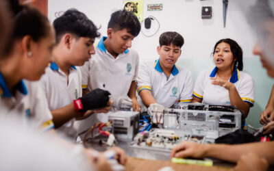 Tecnología y Educación: Preparando a los Estudiantes para un Futuro Digital